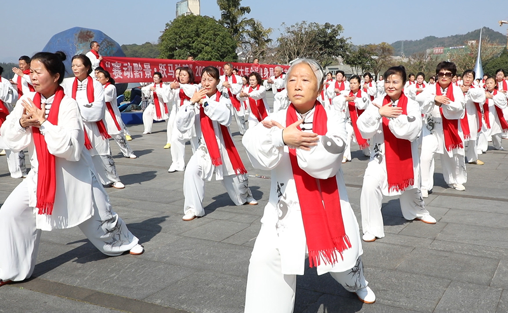 黔西南州太极拳协会举办全民健身展示暨志愿服务活动(图1) 黔西南州太极拳协会举办全民健身展示暨志愿服务活动(图1)