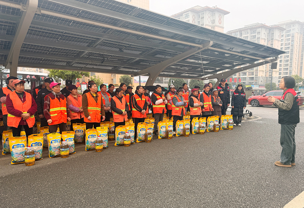 鱼鹰公益协会到洒金街道慰问困难家庭(图1)