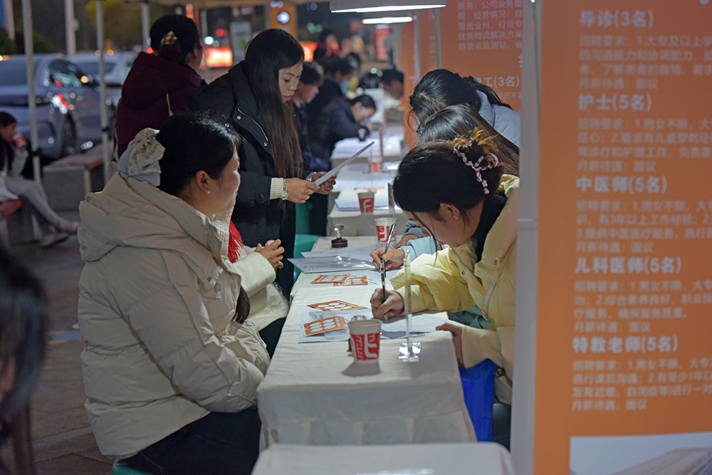 兴义春节就业出新招：夜市招聘促就业 返乡返岗暖人心(图5)