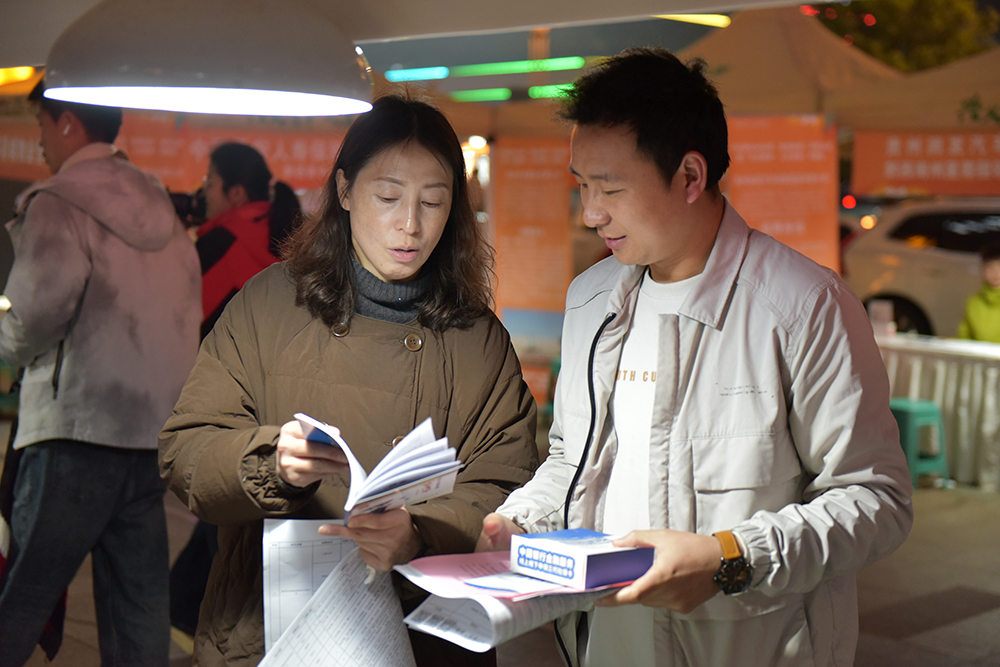 兴义春节就业出新招：夜市招聘促就业 返乡返岗暖人心(图6)