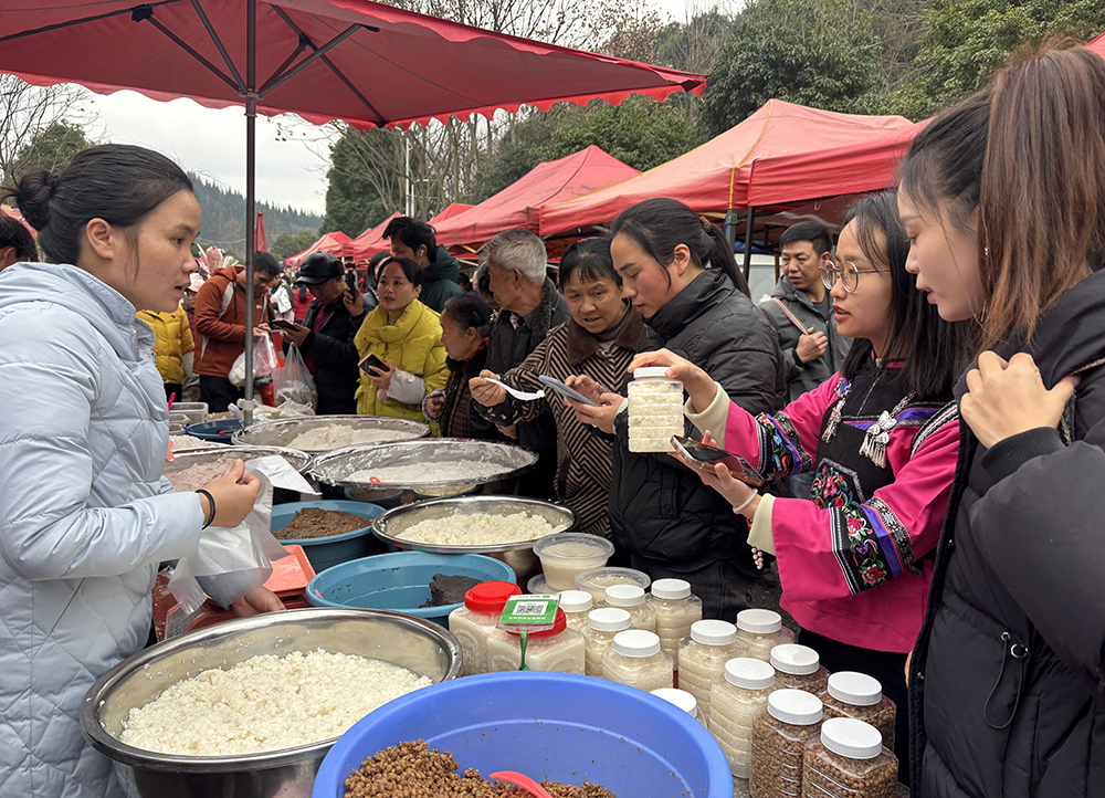 兴义万屯村场：烟火升腾处 年味正浓时(图2)