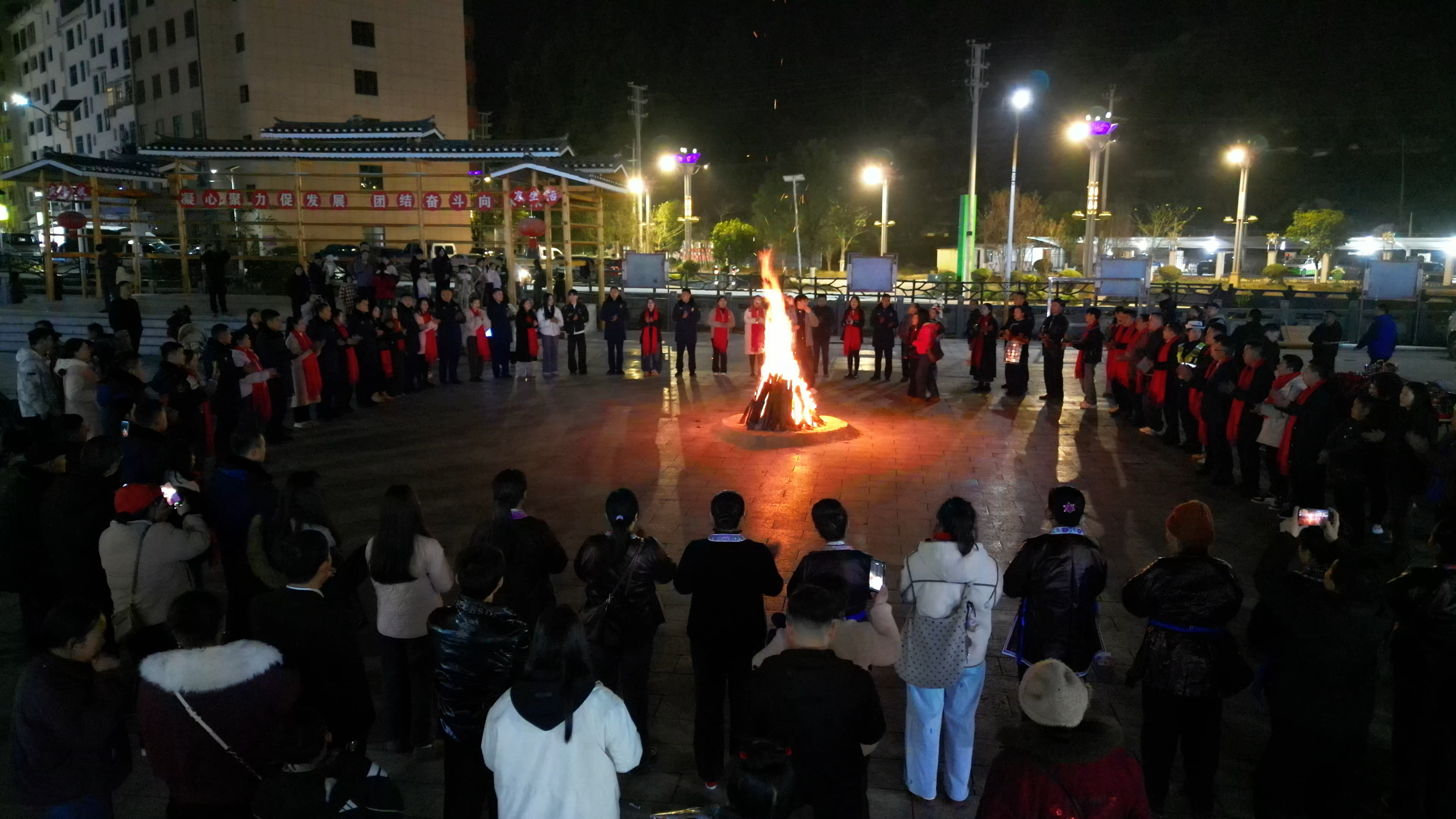 新春走基层丨从江银新社区:篝火暖冬情意浓,搬迁群众乐融融(图1) 新春走基层丨从江银新社区:篝火暖冬情意浓,搬迁群众乐融融(图1)