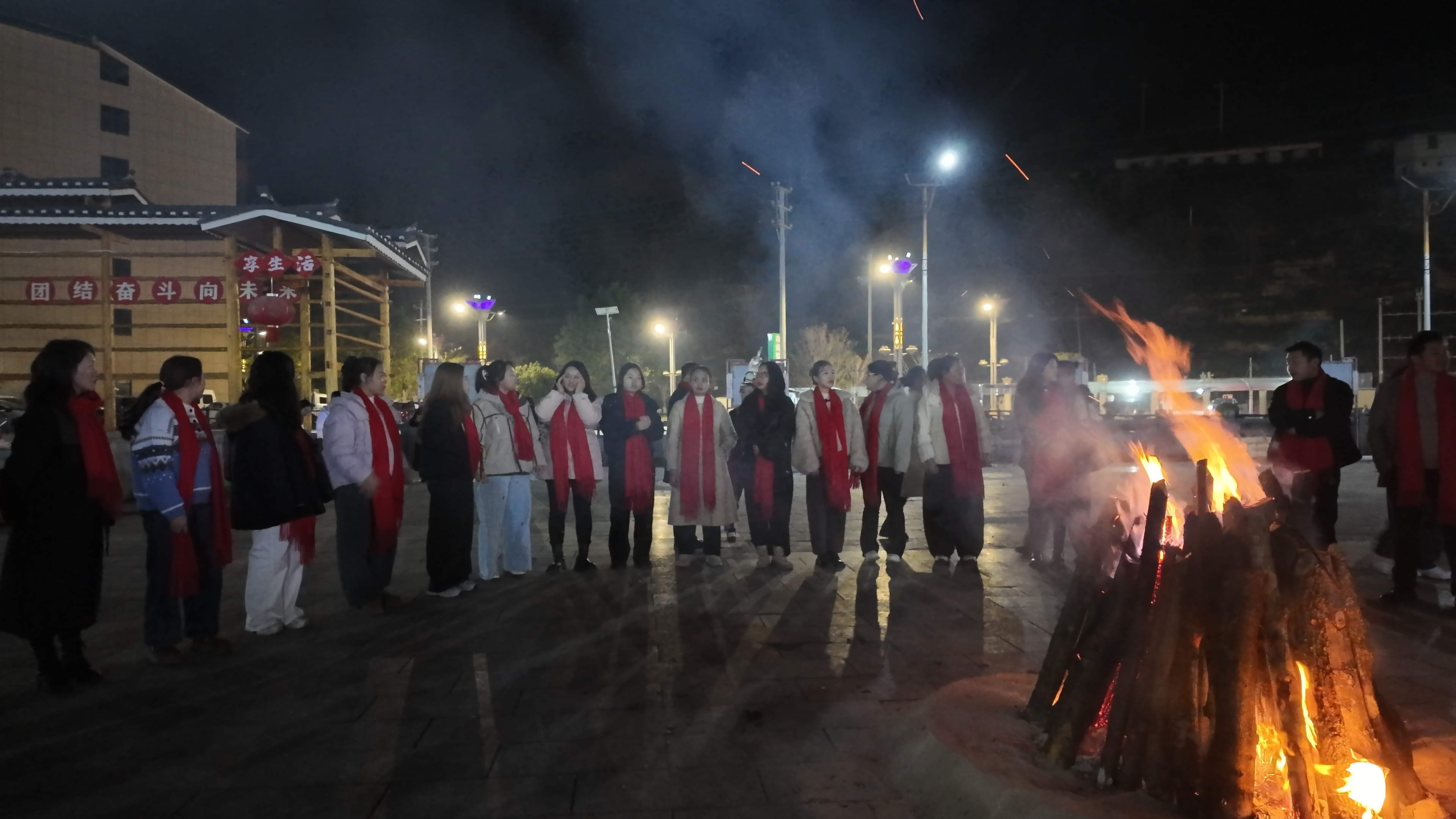 新春走基层丨从江银新社区:篝火暖冬情意浓,搬迁群众乐融融(图2) 新春走基层丨从江银新社区:篝火暖冬情意浓,搬迁群众乐融融(图2)
