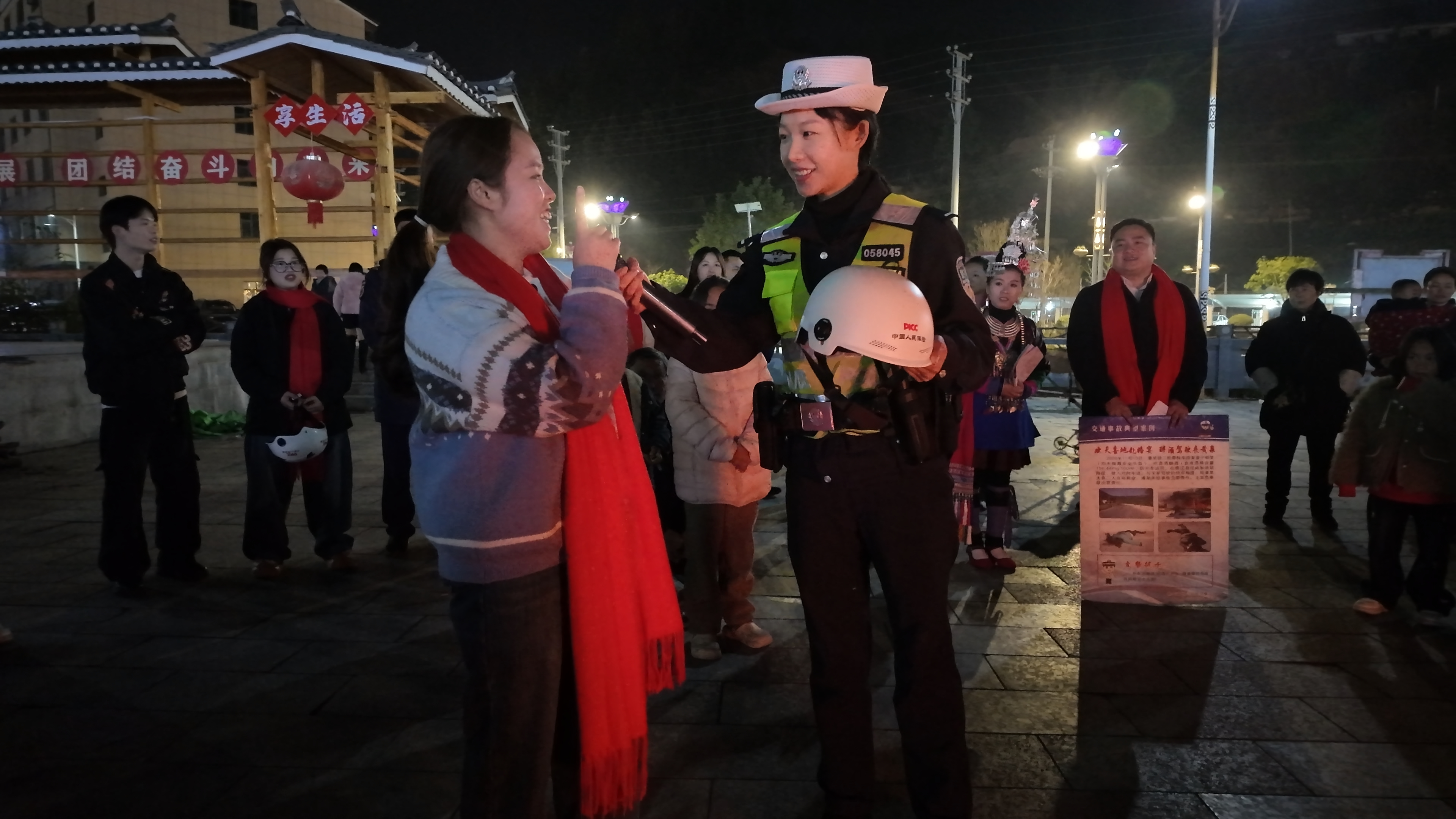 新春走基层丨从江银新社区:篝火暖冬情意浓,搬迁群众乐融融(图3) 新春走基层丨从江银新社区:篝火暖冬情意浓,搬迁群众乐融融(图3)