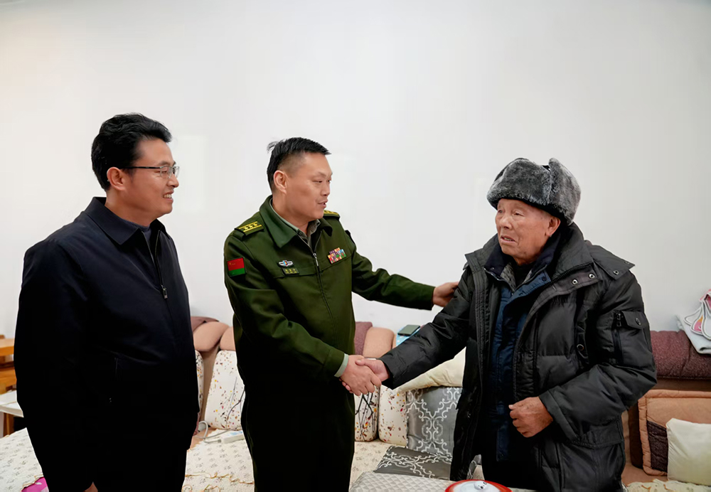 兴义市人武部开展新春走访慰问活动(图1) 兴义市人武部开展新春走访慰问活动(图1)