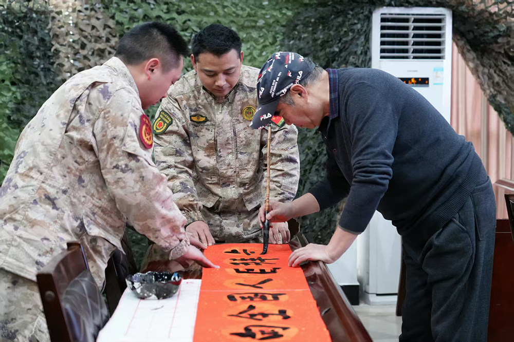 兴义市人武部：墨香润军营 共庆迎新春(图1)