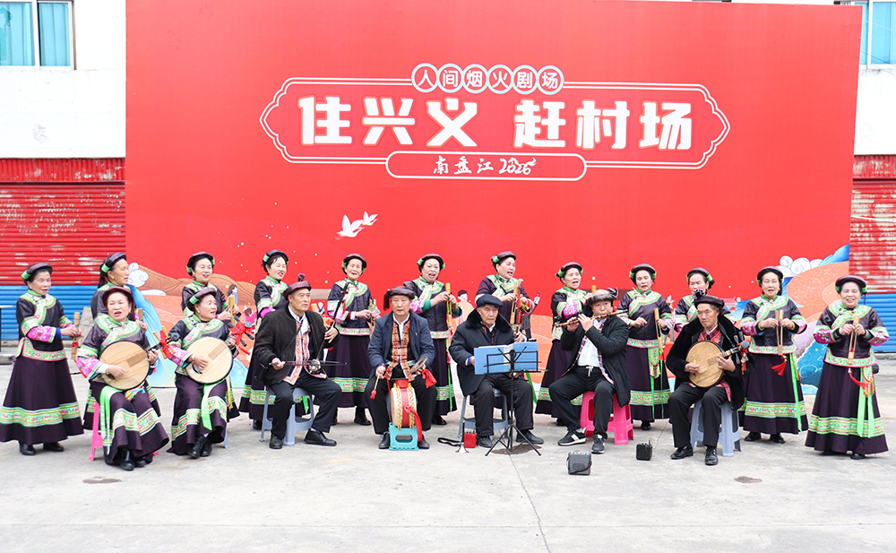 【新春走基层】兴义南盘江：万峰湖畔“赶村场” 烟火气里品湖鲜 山水间邂逅布依乡愁(图5)