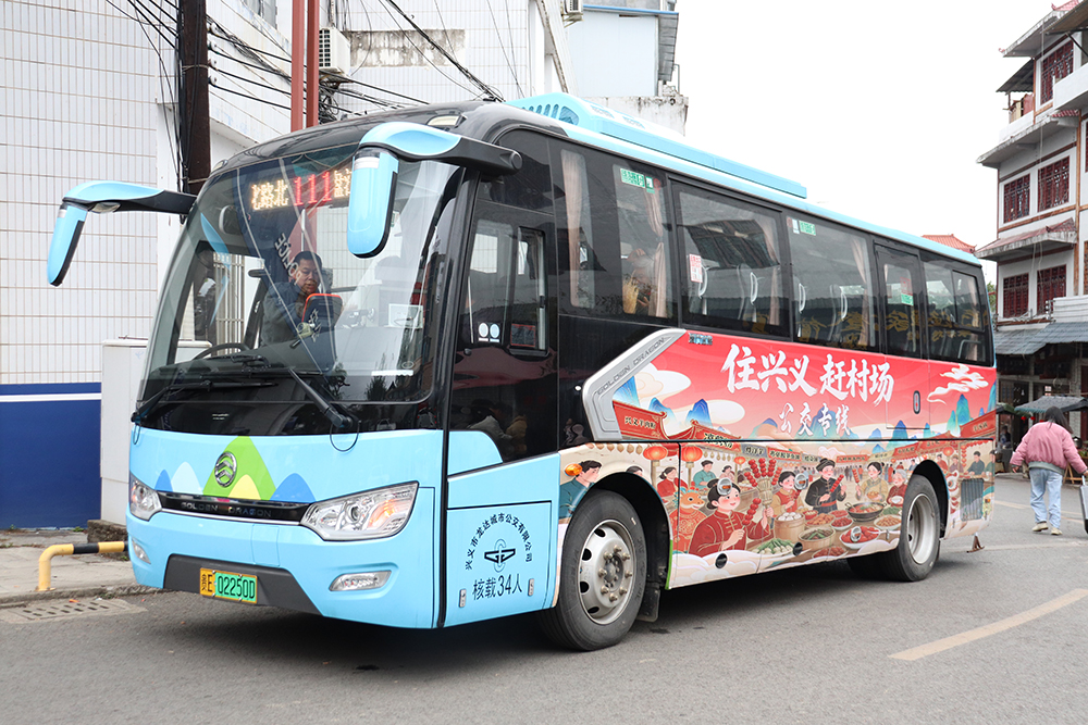 【新春走基层】兴义南盘江：万峰湖畔“赶村场” 烟火气里品湖鲜 山水间邂逅布依乡愁(图3)
