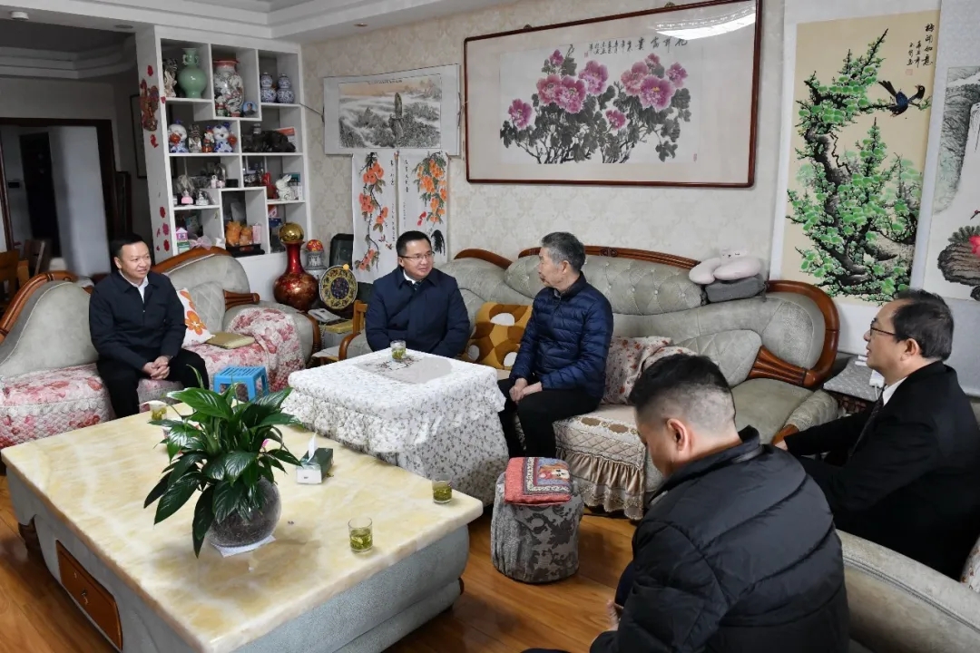 顾先林蒋蜀安黄晨等市领导走访慰问离退休老干部(图2)