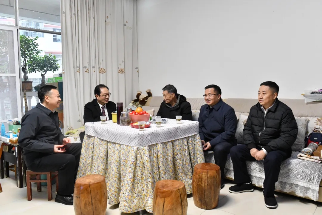 顾先林蒋蜀安黄晨等市领导走访慰问离退休老干部(图4)