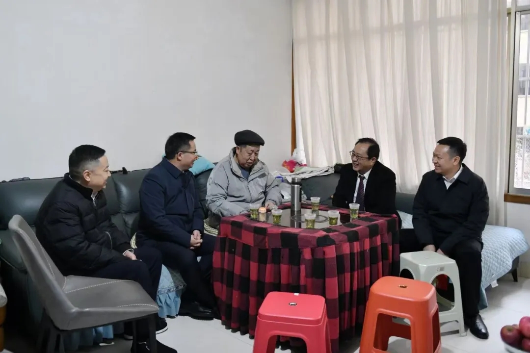 顾先林蒋蜀安黄晨等市领导走访慰问离退休老干部(图5)