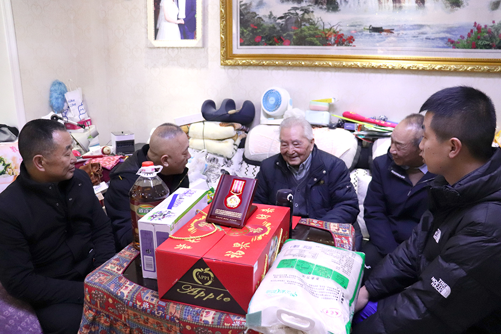 【新春走基层】兴义荣御天下小区：业委会牵头暖心慰问 致敬老兵传递邻里情(图2)