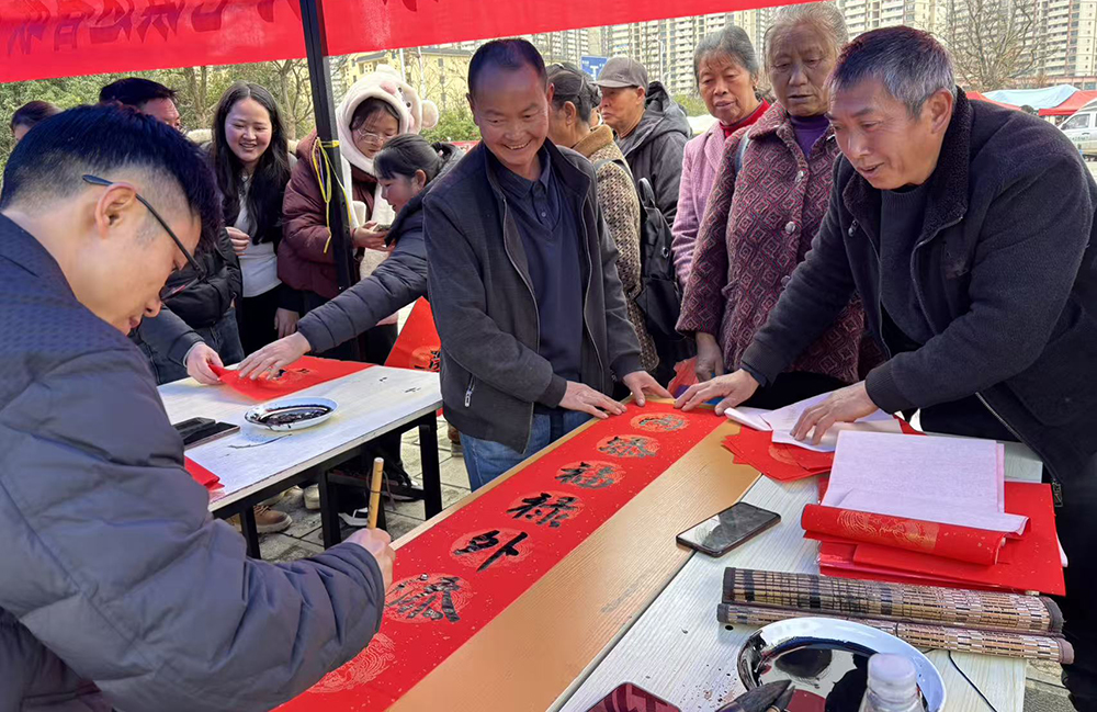 【新春走基层】“笔墨传情 福到万家”送春联下乡活动走进万屯镇(图1)