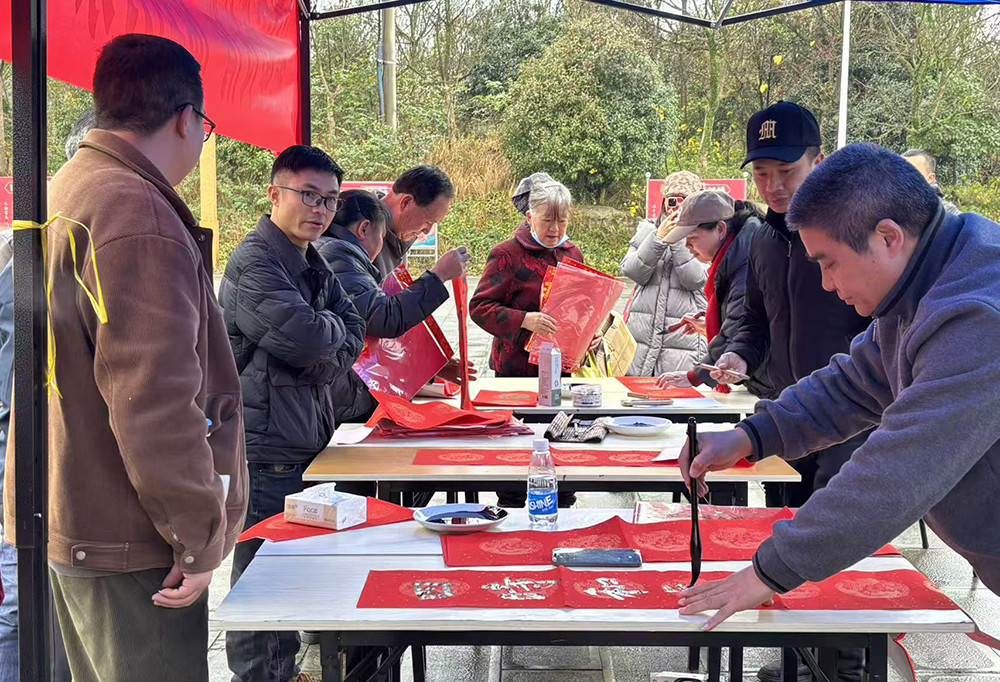 【新春走基层】“笔墨传情 福到万家”送春联下乡活动走进万屯镇(图2)