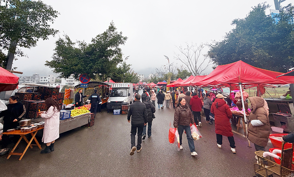 【新春走基层】兴义安章村场:非遗农特齐亮相 干锅马板肠飘香(图1) 【新春走基层】兴义安章村场:非遗农特齐亮相 干锅马板肠飘香(图1)