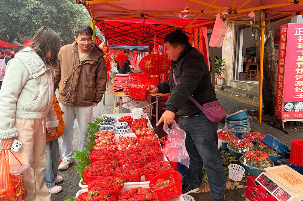 【新春走基层】兴义安章村场:非遗农特齐亮相 干锅马板肠飘香(图3) 【新春走基层】兴义安章村场:非遗农特齐亮相 干锅马板肠飘香(图3)