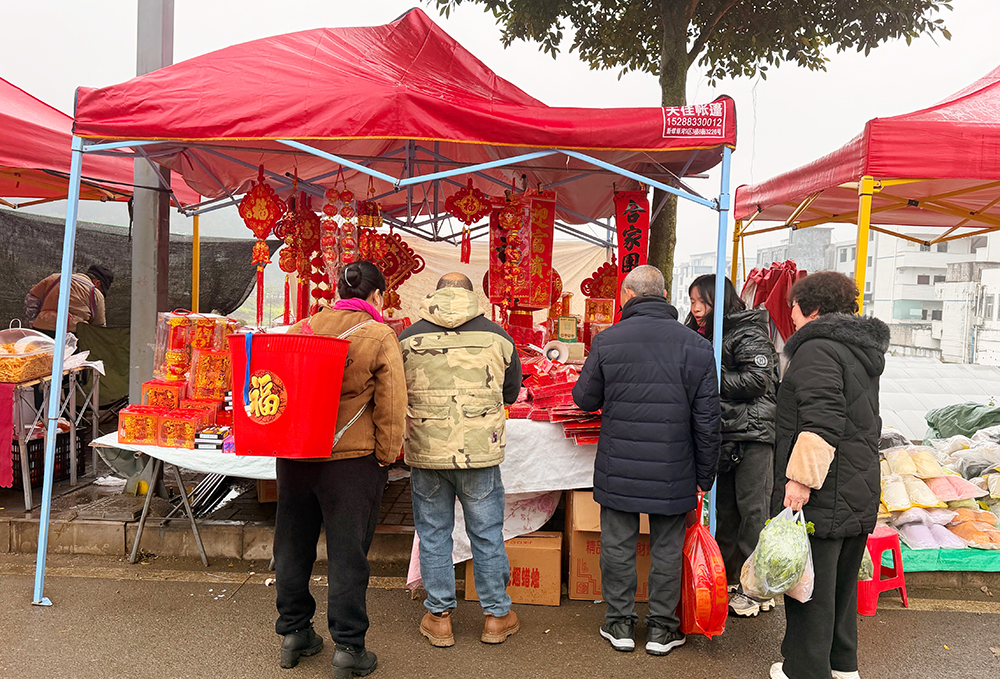 【新春走基层】兴义安章村场:非遗农特齐亮相 干锅马板肠飘香(图5) 【新春走基层】兴义安章村场:非遗农特齐亮相 干锅马板肠飘香(图5)