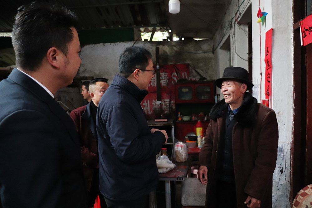 蒋蜀安到兴泰街道走访慰问生活困难党员、老党员(图2)