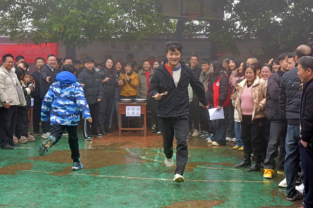 【新春走基层】兴义市金竹凼村：趣味游戏闹新春 杀猪饭里话乡情(图2)