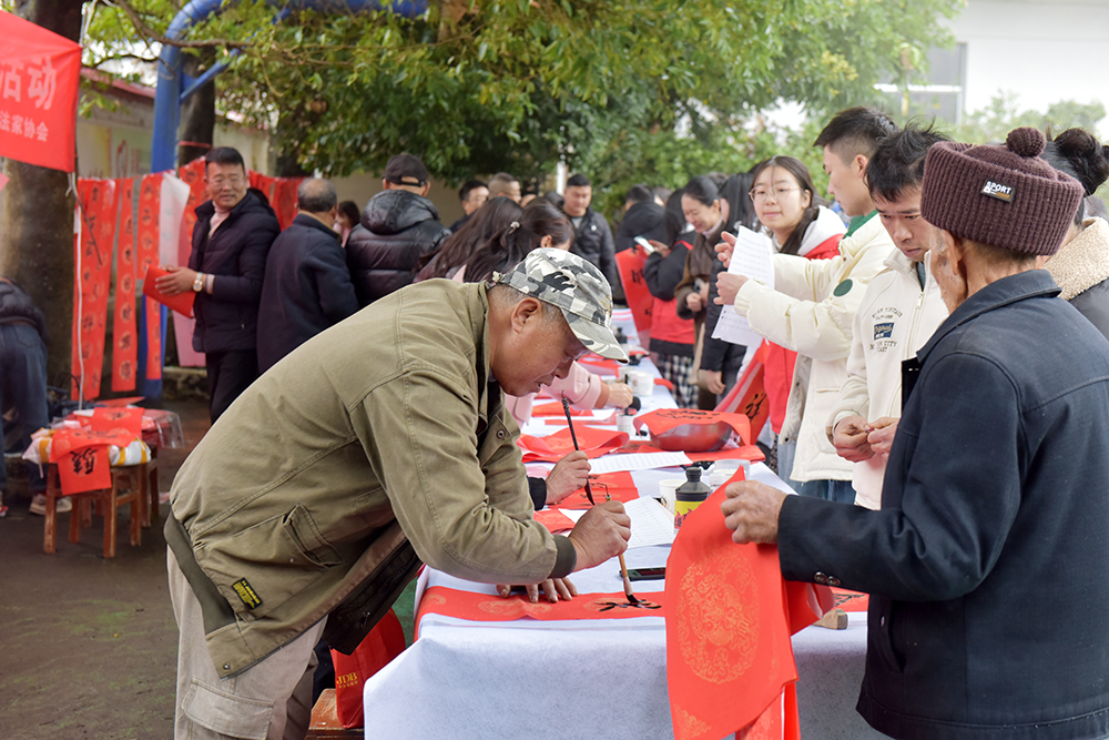 【新春走基层】兴义市金竹凼村：趣味游戏闹新春 杀猪饭里话乡情(图3)