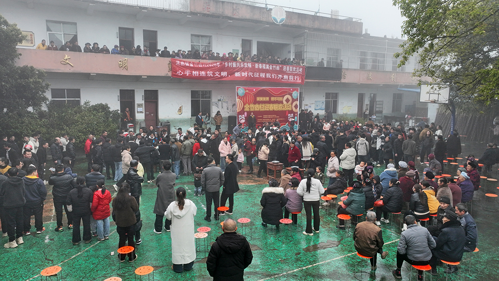 【新春走基层】兴义市金竹凼村：趣味游戏闹新春 杀猪饭里话乡情(图4)