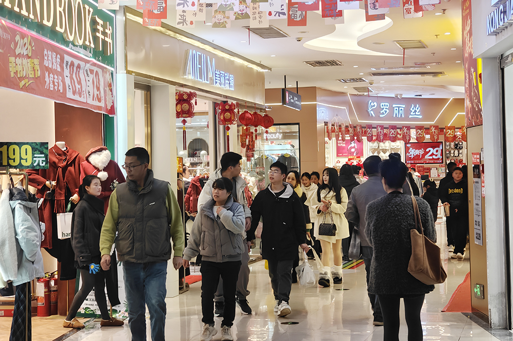 【新春走基层】兴义地下商业街：小空间装满大年味 新春日均客流破5万人次(图2)