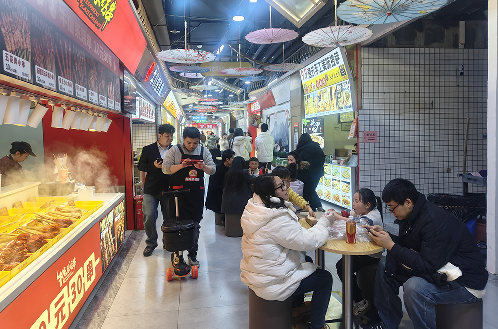 【新春走基层】兴义地下商业街：小空间装满大年味 新春日均客流破5万人次(图4)