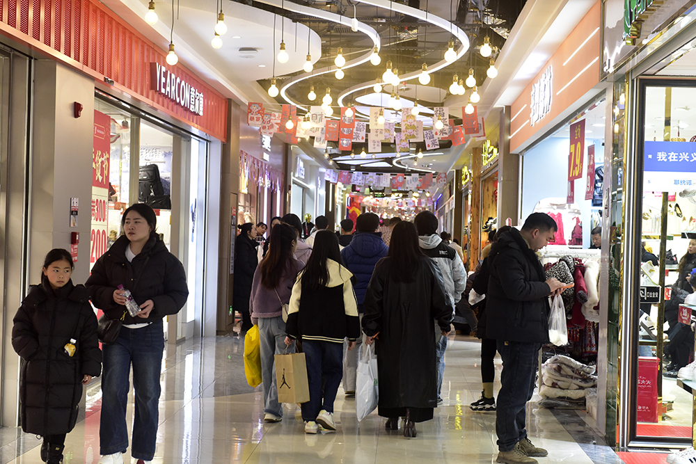 【新春走基层】兴义地下商业街：小空间装满大年味 新春日均客流破5万人次(图5)
