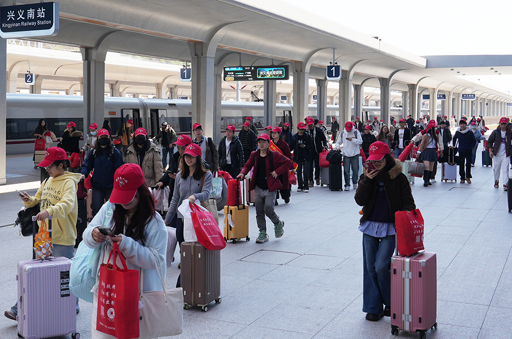 黔西南：免费专列迎游子 贴心服务暖新春(图1)