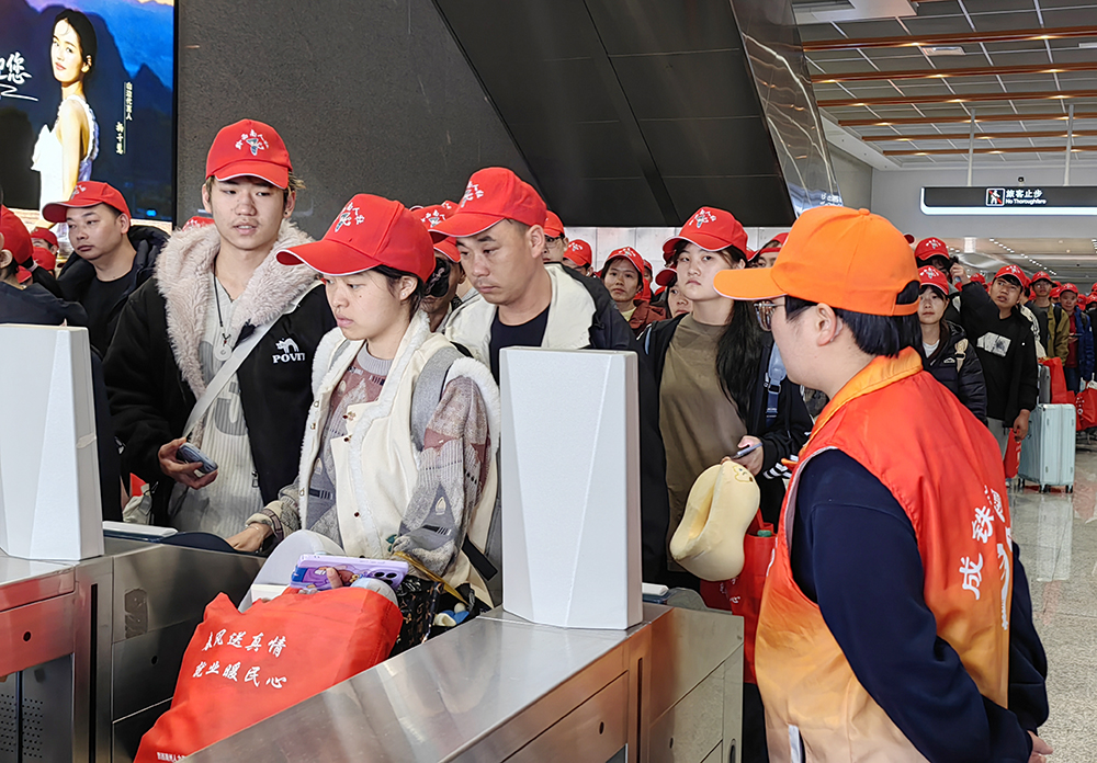 黔西南：免费专列迎游子 贴心服务暖新春(图3)