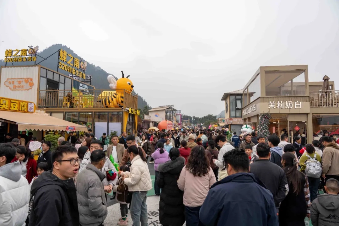 金黄花海人潮涌 村舞欢腾峰林间——万峰林大年初一迎来新春旅游热潮(图1)