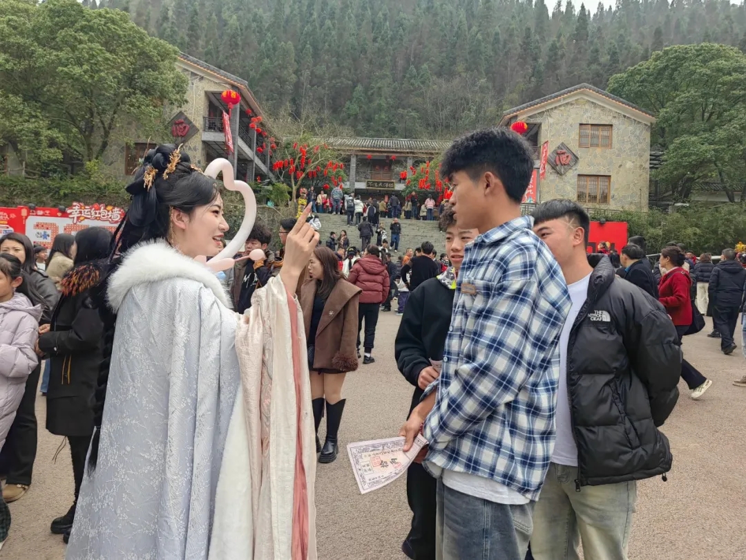 阳光谷旅游度假区：灯影流转年味浓 多元活动“嗨”翻天(图1)