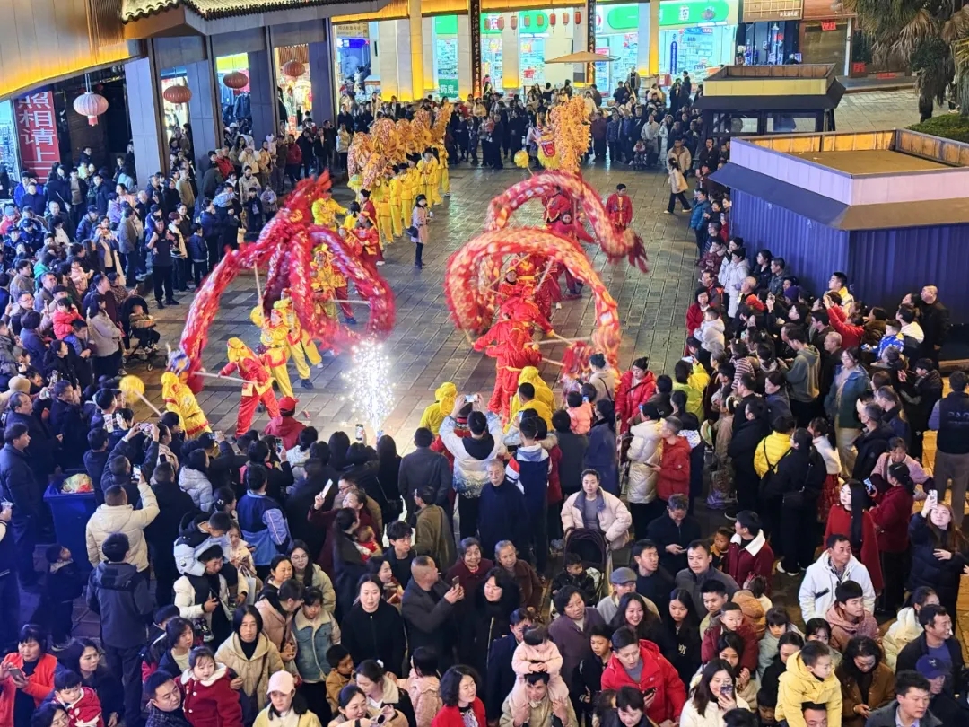 【网络中国节·春节】龙腾狮跃闹新春 街心花园年味浓(图1)