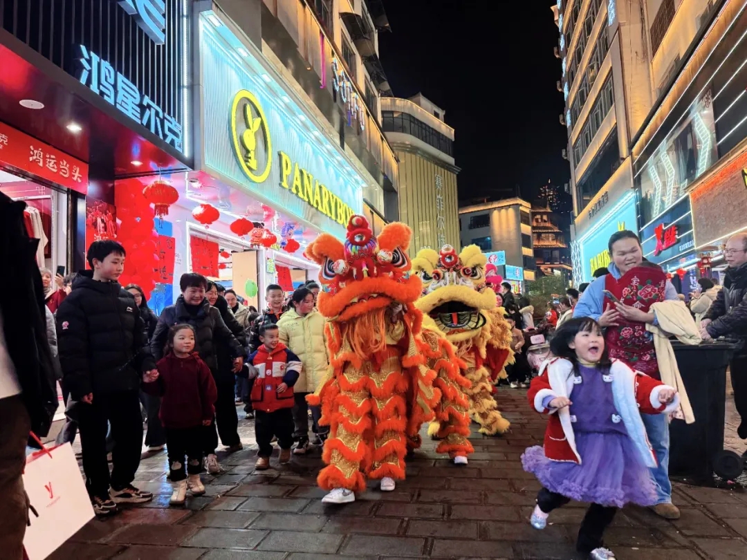 【网络中国节·春节】龙腾狮跃闹新春 街心花园年味浓(图2)