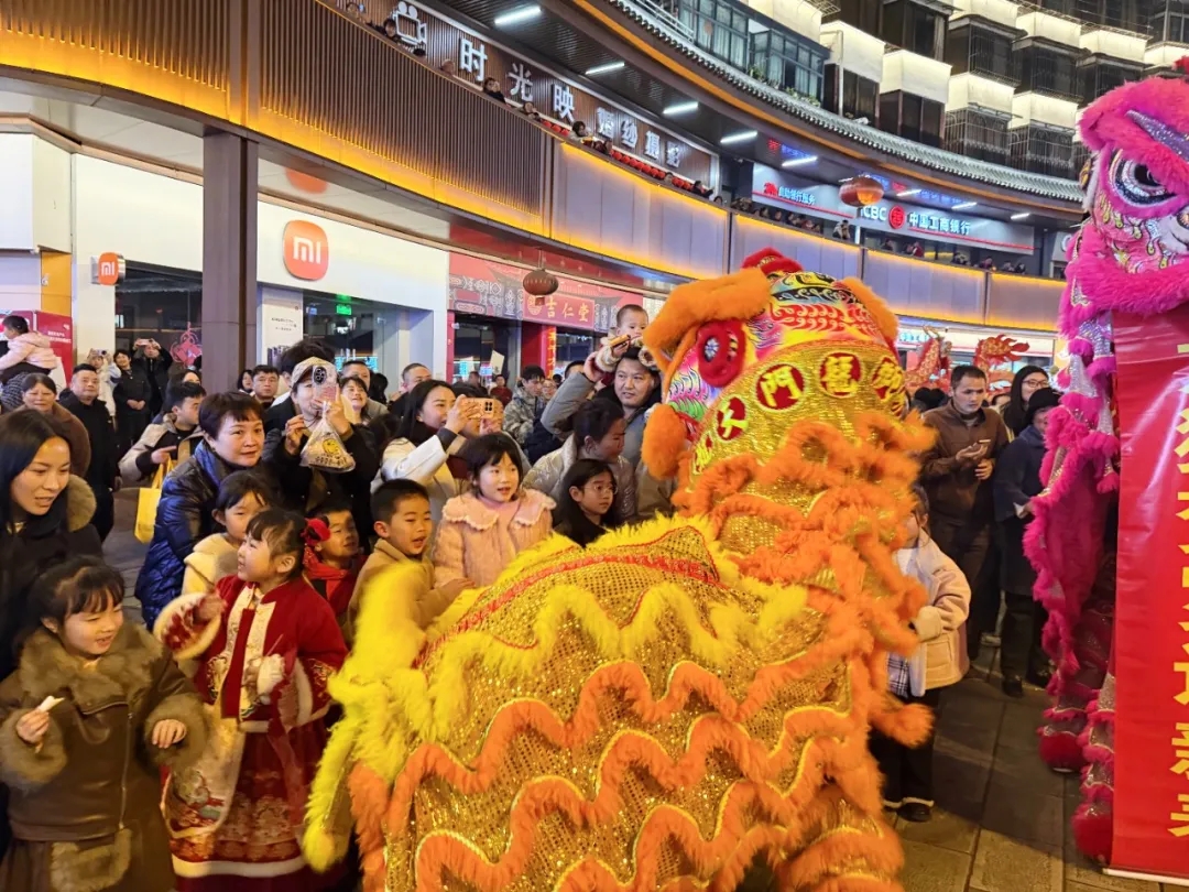【网络中国节·春节】龙腾狮跃闹新春 街心花园年味浓(图3)