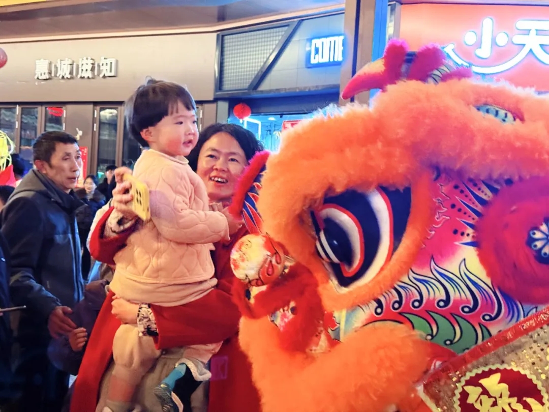 【网络中国节·春节】龙腾狮跃闹新春 街心花园年味浓(图4)