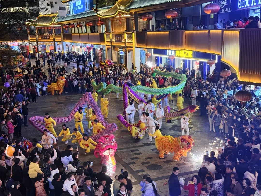 【网络中国节·春节】龙腾狮跃闹新春 街心花园年味浓(图5)