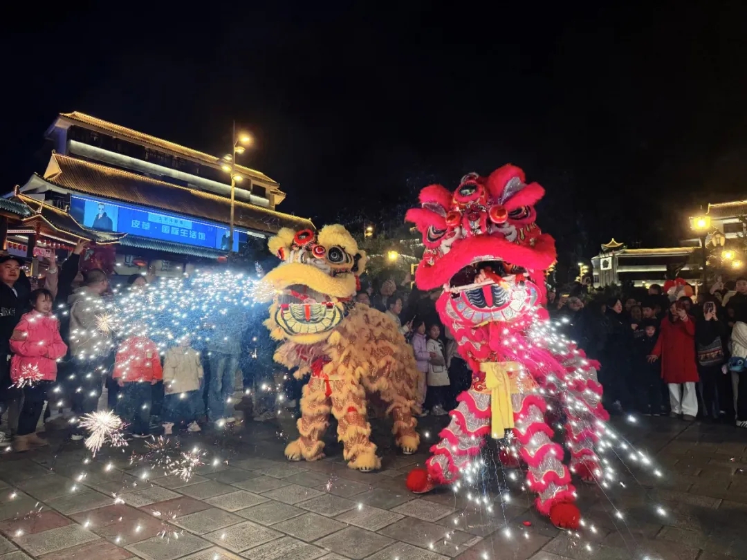 【网络中国节·春节】龙腾狮跃闹新春 街心花园年味浓(图6)