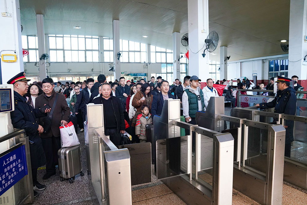 【网络中国节·春节】连续26年暖心护航！国铁南宁局加开兴义至粤浙返岗专列 930名务工人员启程赴岗(图1)