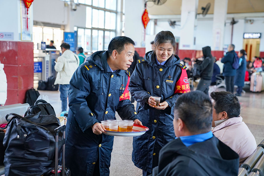 【网络中国节·春节】连续26年暖心护航！国铁南宁局加开兴义至粤浙返岗专列 930名务工人员启程赴岗(图2)