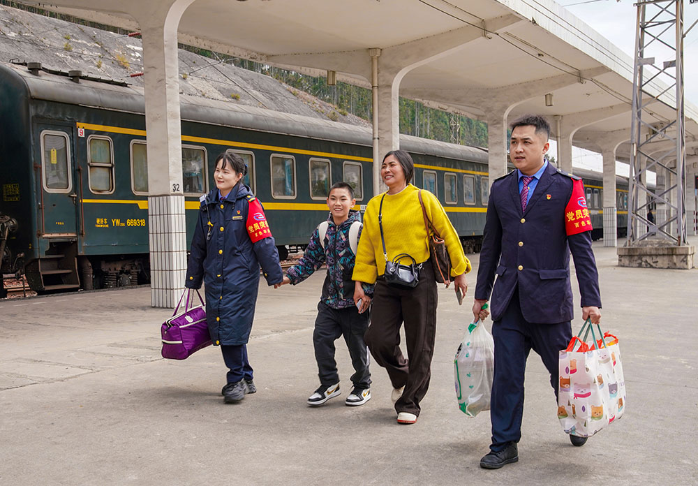 【网络中国节·春节】连续26年暖心护航！国铁南宁局加开兴义至粤浙返岗专列 930名务工人员启程赴岗(图3)