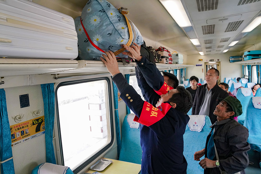 【网络中国节·春节】连续26年暖心护航！国铁南宁局加开兴义至粤浙返岗专列 930名务工人员启程赴岗(图4)