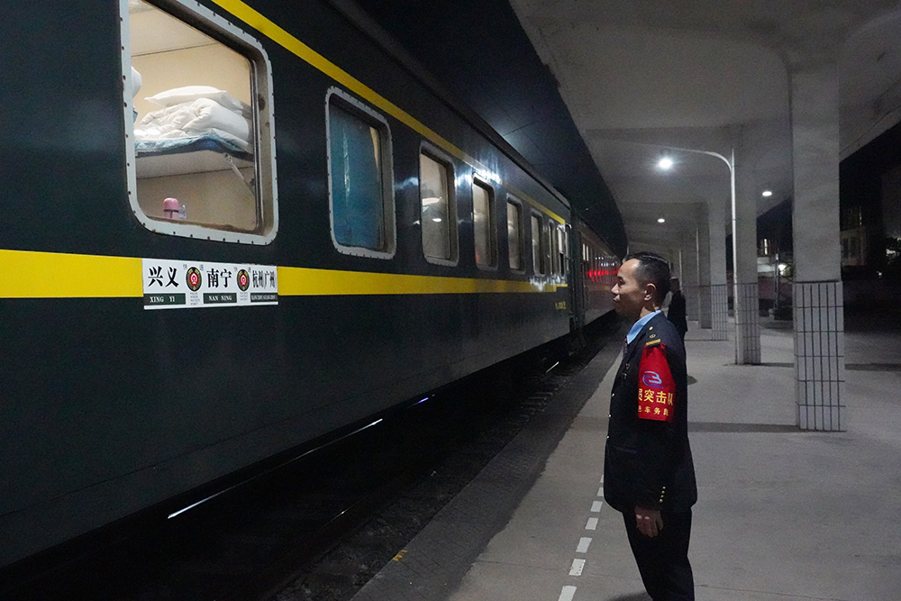 【网络中国节·春节】连续26年暖心护航！国铁南宁局加开兴义至粤浙返岗专列 930名务工人员启程赴岗(图5)