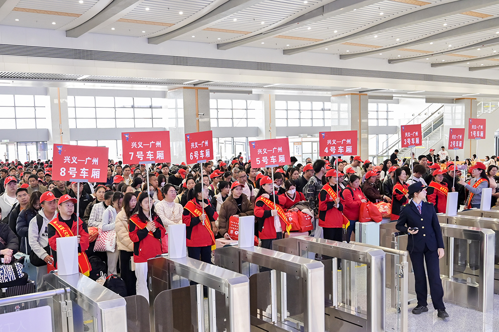 黔西南:1100 余名务工群众乘免费专列返岗 开启增收新程(图2) 黔西南:1100 余名务工群众乘免费专列返岗 开启增收新程(图2)