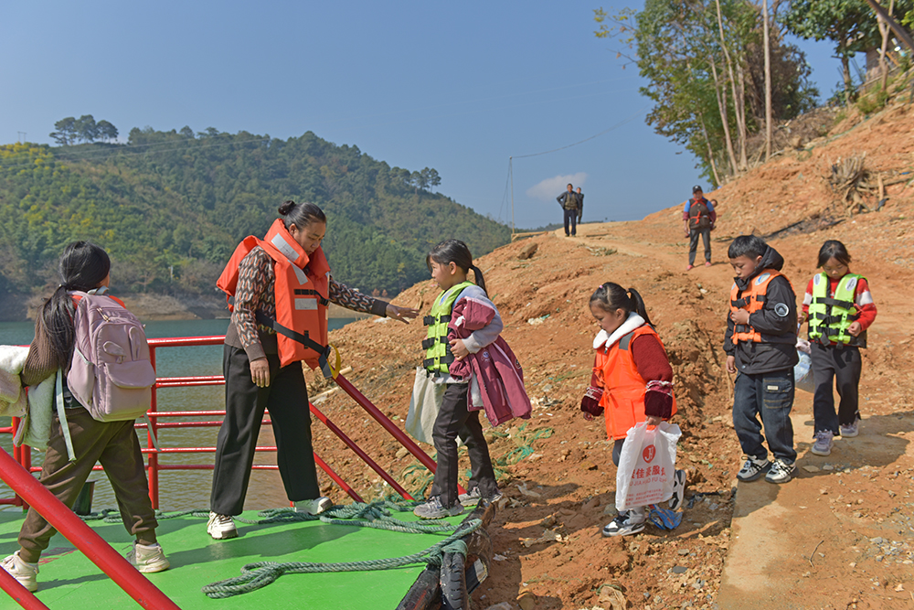 一条水上“直通车” 护航百名孩子上学路(图3)