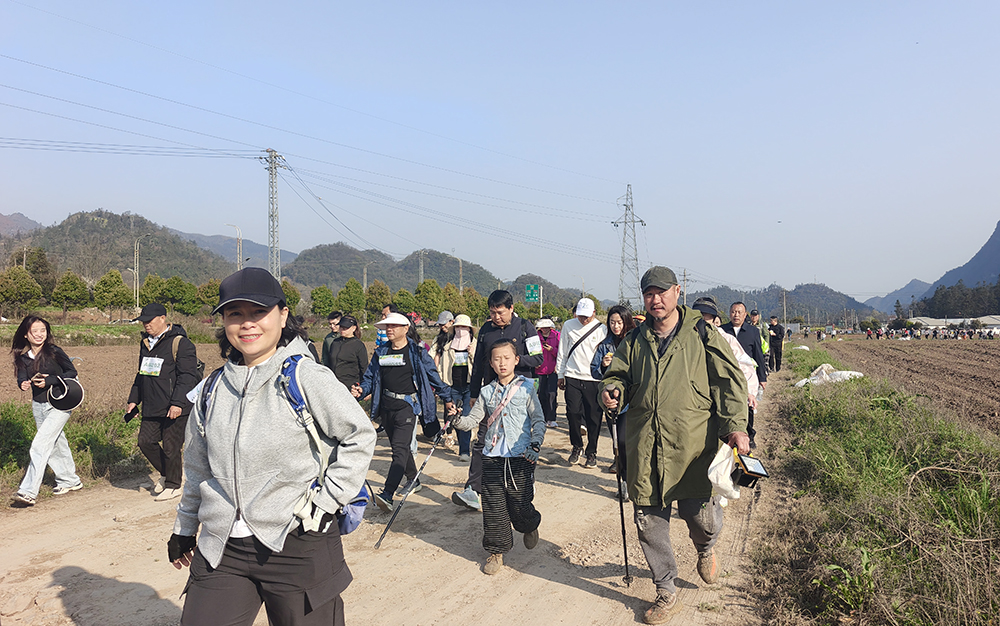 “禾力乡村・徒步贵州”活动走进敬南镇飞龙洞村(图1)