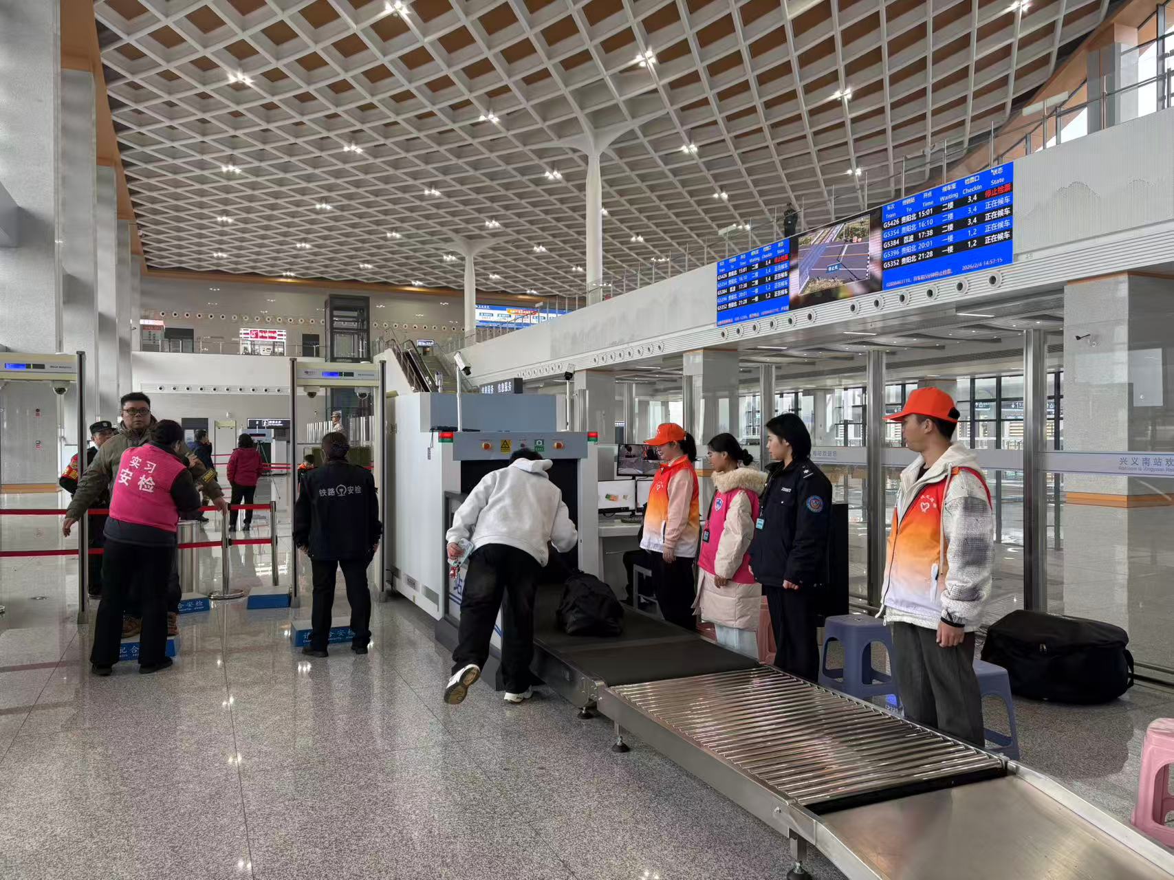 兴义：“志愿红”绘就文明底色 “青春绿”彰显时代担当(图1)