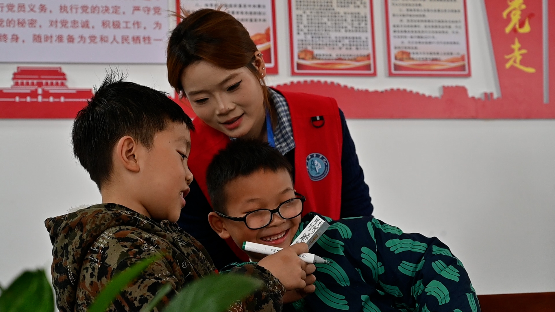 兴义：“志愿红”绘就文明底色 “青春绿”彰显时代担当(图5)