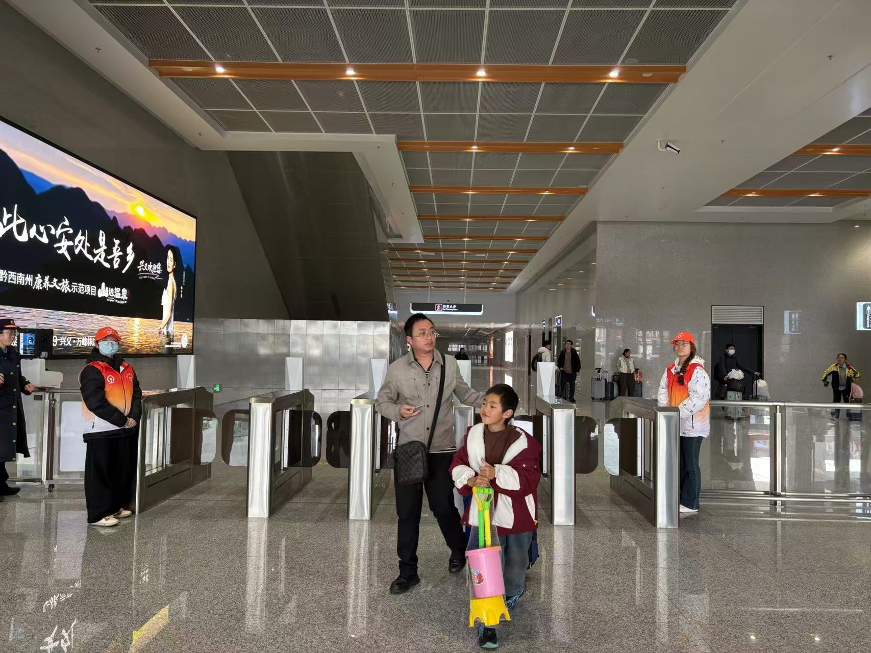 兴义：“志愿红”绘就文明底色 “青春绿”彰显时代担当(图2)