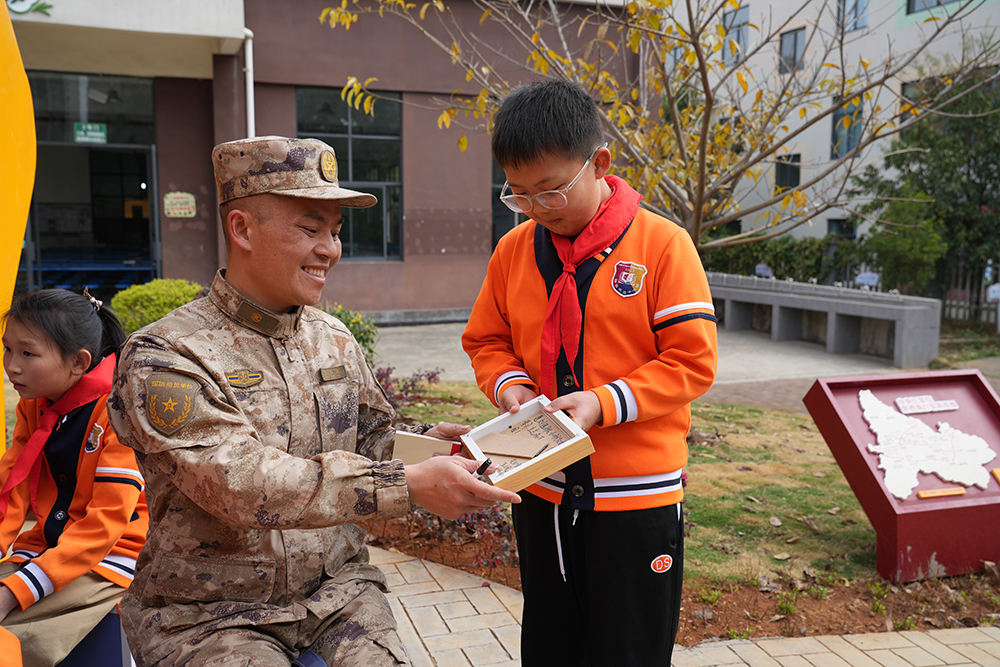 兴义：开学第一课启新程 军地共育时代新人(图2)